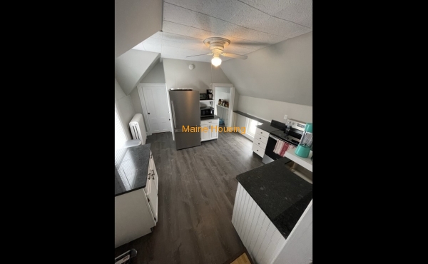 Private Apartment in Shared House: 136 Elm St. South Portland, ME