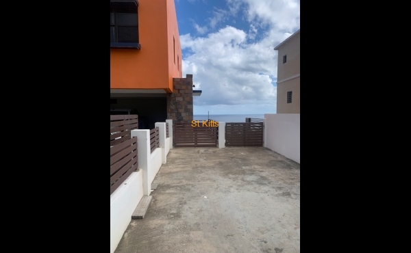 Side entrance for apartment with parking space