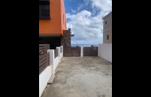 Side entrance for apartment with parking space